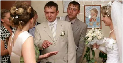 A tanú az esküvőn vámok és jelek, ruhák és frizurák képekkel