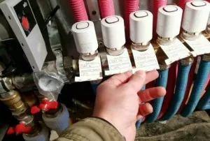 Technológiai fektetése meleg vízzel padló és telepítési költségek