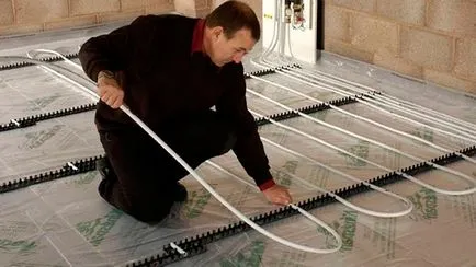 Fektetése a víz padlófűtés telepítés megfelelő technikával (megfelelő víz- padlófűtés mellett a lapok a kezével) Fektetése víz padlófűtés helyes beszerelési technológia