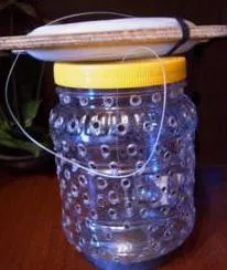 Téli etetés vályú horgászathoz, a keze (feeder) Téli etetés vályú horgászathoz, kezükben
