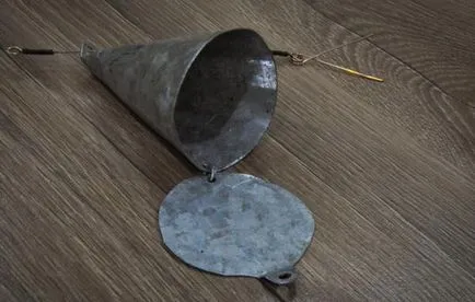 Téli etetés vályú horgászathoz, a keze (kéz) Téli etetés vályú horgászathoz, kezükben