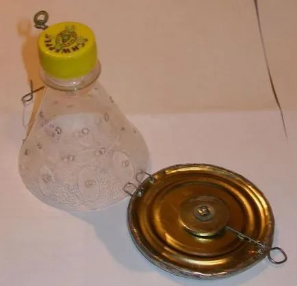 Téli etetés vályú horgászathoz, a keze (téli) Téli etetés vályú horgászathoz, kezükben