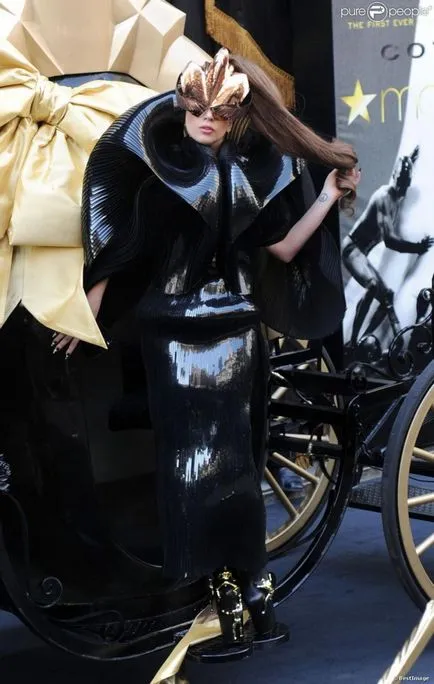 19 alkotják a színpompás Lady Gaga, bizonyítva, hogy ő volt egy másik bolygóról, umkra
