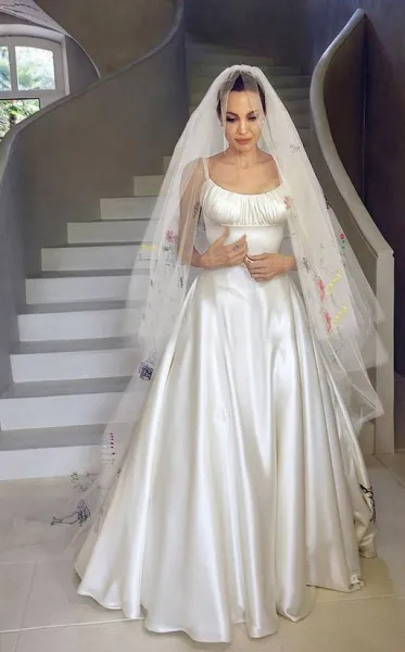 Angelina Jolie és Brad Pitt voltak házasok szerelmi történet, házasság és a válás pletykák, hírek és fotók 2017-ben (Brad) Angelina Jolie és Brad Pitt voltak házasok szerelmi történet, házasság és a válás pletykák, hírek és fotó 2017