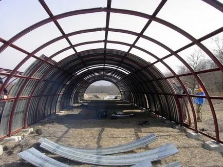 Hangar hullámos szerszámok, építőipari szakaszában (szakaszaiban) Hangar hullámos eszközök szakaszaiban az építési