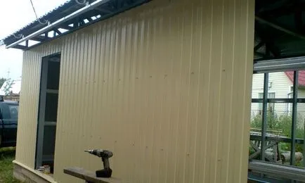 Hangar hullámkarton kezével szakaszaiban az építési (saját) Hangar hullámkarton kezével szakaszaiban az építési