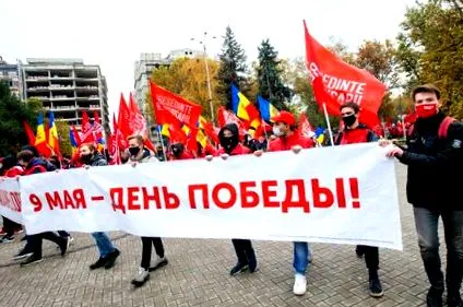 најавува