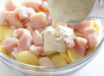 Így a burgonya tejszínes mártással, kemencében sült és pörkölt a tűzhelyen