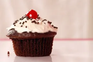 Hogyan kell sütni egy tortát recept egy finom sütemény mazsolával