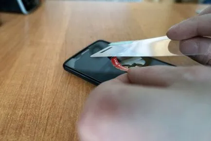 Hogyan illessze film telefonszámon buborékok nélkül