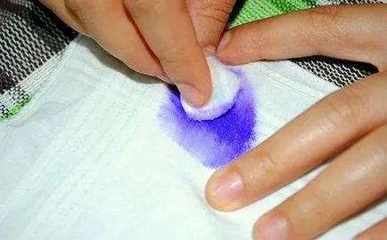 Hogyan mossa a tinta golyóstollal a ruhákat otthon