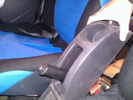 Hogyan húzza be a kéziféket a Reno Logan (kézifék beállítása) (Renault) Hogyan húzza be a kéziféket a Reno Logan (kézifék beállítása)