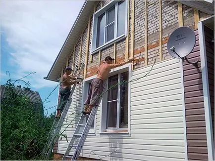 Hogyan erősíthető meg a iparvágány a ház - rögzítéséről iparvágány a homlokzat a ház (jobbra) Hogyan erősíthető meg a iparvágány a ház - rögzítéséről iparvágány a homlokzat a ház