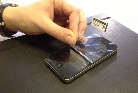 Hogyan helyezze el a védőfóliát a videotelefon (jobbra) Hogyan helyezze el a védőfóliát a videotelefon