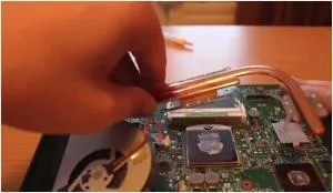 Hogyan szétszedni laptop asus x53s és tisztítsa meg a portól (x53s) Hogyan szétszedni laptop asus x53s és tisztítsa meg a portól
