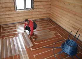 Hogyan készítsünk egy meleg nyakkendő saját kezét