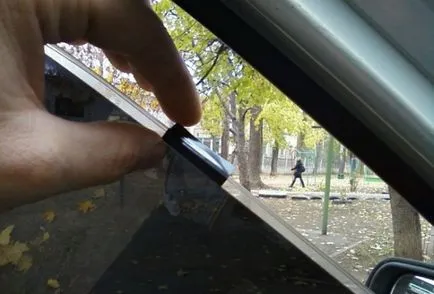 Hogyan bérelni egy régi autó színezett üveg magad (eltávolítás) Hogyan bérelni egy régi autó sötétített ablakok magad