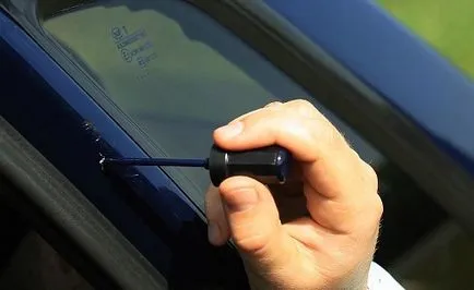 Hogyan lehet eltávolítani vagy festék chipek a gépen, és elejét vegye a motorháztetőn (motorháztető forgácsolás el a kezét az autó javítható festékréteg) Hogyan lehet eltávolítani vagy festék chipek a gépen, és elejét vegye a motorháztető