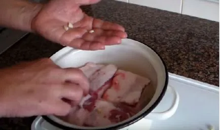 Hogyan pácolást szalonnát a sós otthon finom és gyors (zsír) Hogyan pácolást otthon szalonna sós finom és gyors