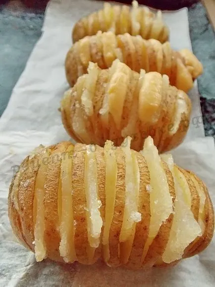 Burgonya-harmonika szalonna és sajt recept a kemencében (harmonika burgonya sajttal) Burgonya-harmonika, szalonnával és sajttal recept a kemencében