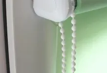 Rögzítés függönyök lógnak, hogyan kell akasztani egy szép képet a szokásos, hogy milyen, a szerelési eljárás,
