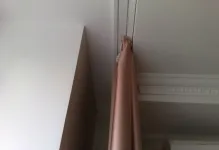 Rögzítés függönyök lógnak, hogyan kell akasztani egy szép képet a szokásos, hogy milyen, a szerelési eljárás,
