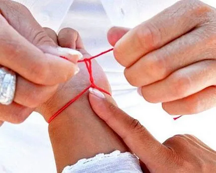 Vörös menet a lány csuklóját, felfedi a titkát (piros) Vörös menet a lány csuklóját nyilvánosságra minden titkot