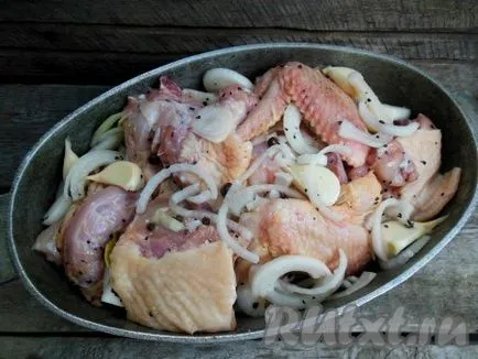 Csirke saját levében a sütőben - a recept egy fotó