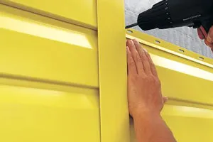 A technika az épület előtt a profilos lemez
