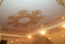 Stretch mennyezetre vagy mennyezeti első háttérkép, hogy a korábbi, előtt vagy után, amelyek megfelelnek a telepítést,