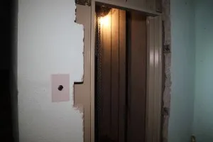 Fizetés a lift egy bérház a törvény