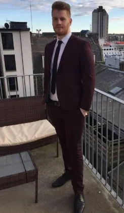 A srác a vicc maradt a kortárs művészeti kiállítást ananász (balra) A srác a vicc maradt a kortárs művészeti kiállítást ananász