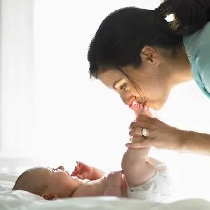 Az első nappal a születés után, hogyan kell viselkedni a kórházban, és elbocsátás után