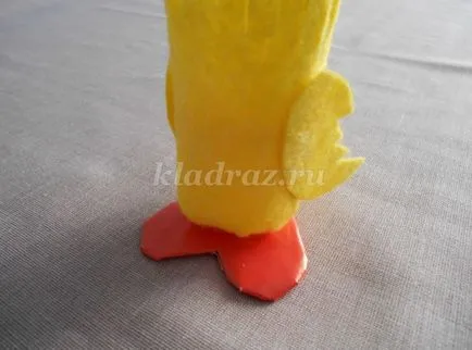 Húsvéti ajándékok gyerekeknek csirke kezüket