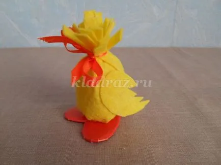 Húsvéti ajándékok gyerekeknek csirke kezüket