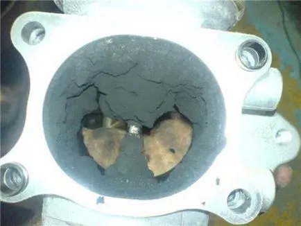 Leválasztása és eltávolítása EGR szelep (USR) az alsó Tagil boltban új chubelo