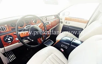 Bérleti Rolls-Royce Phantom, kiadó egy Rolls Royce sofőrrel Moszkvában egy esküvő