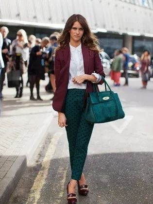 A színek kombinációja, zöld ruhát és egy fotót kombináció a zöld és a khaki