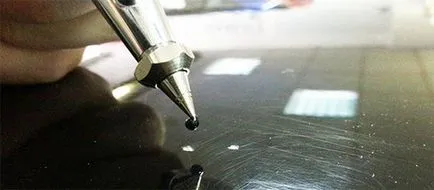 Letört gép tiszta, közelről a kezüket, festék (autó) Letört gép tiszta, közelről a kezüket, festék