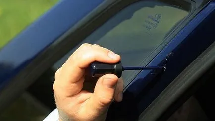 Letört gép tiszta, közelről a kezüket, hogy festeni (a) Letört gép tiszta, közelről a kezüket, festék