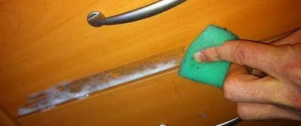 Tanácsot, hogyan lehet eltávolítani nyomait ragasztószalaggal a bútorok, műanyag, üveg és ruházat