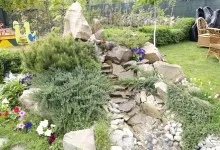 Építőipari sziklakert, a ház közelében