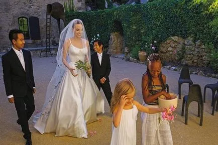 Jolie és Pitt esküvői történet a szertartás a fotó