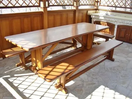 Táblázat pavilon közelében házát kezük (saját) Táblázat pavilon közelében házát a kezüket
