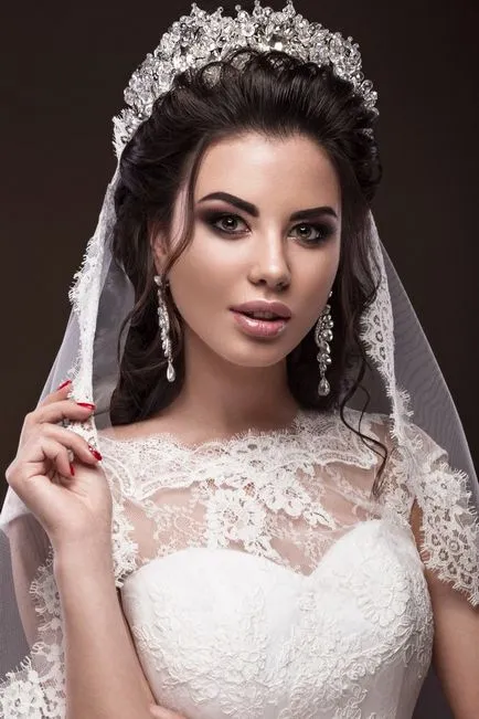 Esküvői Tiaras és koronák, hajpántok a menyasszony feje 2017-ben, koszorúk és tiaras kombinálva más
