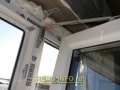 Szerelése Műanyag nyílászárók a kezüket, az ajtó