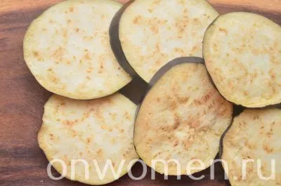 Sült padlizsán paradicsommal és sajttal recept fényképpel (vékony szeletekre vágva) Sült padlizsán paradicsommal és sajttal recept egy fotó