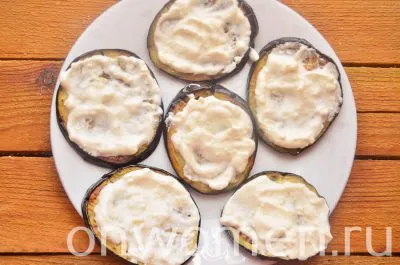 Sült padlizsán paradicsommal és sajttal recept fényképpel (padlizsán) Sült padlizsán paradicsommal és sajttal recept egy fotó