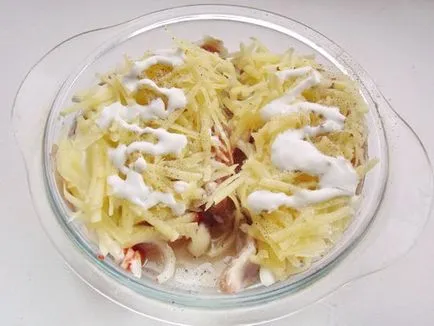 Sült hús alatt burgonya a sütőben