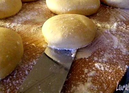 лора адамаче